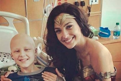 Caracterizada como La Mujer Maravilla, Gal Gadot visitó hospitales de niños