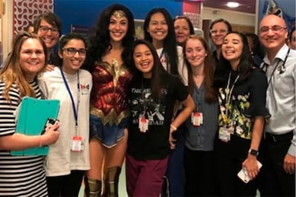 El equipo del Hospital Infantil de Inova, junto a la heroína