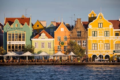 La postal: las casas holandesas de Punda, a orillas de la bahía.