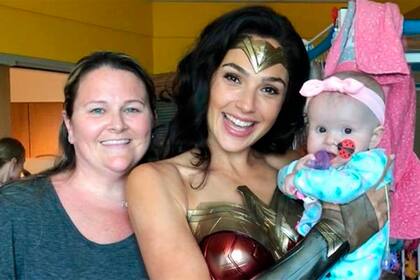 Los padres tampoco quisieron perderse la oportunidad de posar junto a la Mujer Maravilla