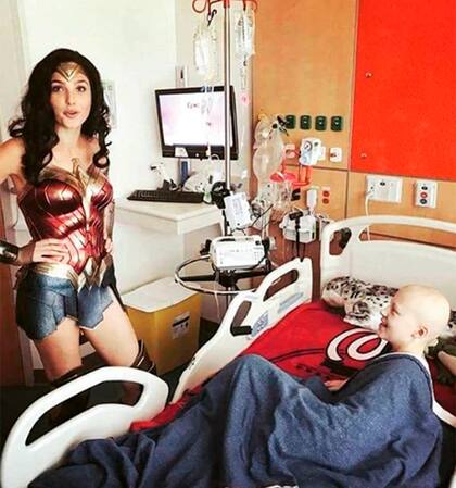 Gadot sorprendió a los niños y les llevó un mensaje de valentía y coraje