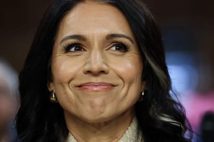 Gabbard sonríe durante su comparecencia en el Senado sobre la guerra en Medio Oriente