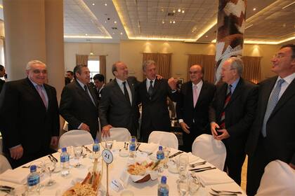 Gabbi, De la Vega, Biolcati, Campos, Mendiguren, Wagner y Cesario, ayer, en el encuentro; hay preocupación por la imagen del establishment