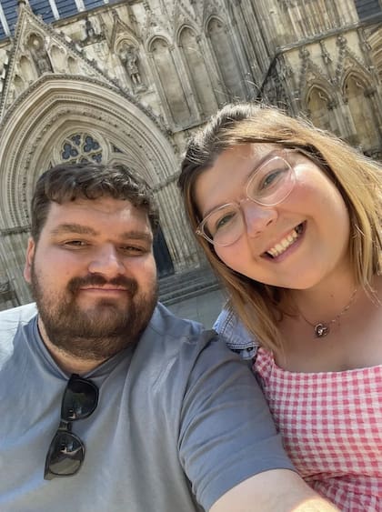 Gabby reveló que Tom comenzó a experimentar dolores de cabeza en agosto de 2024, y poco después se descubrió que tenía presión arterial alta