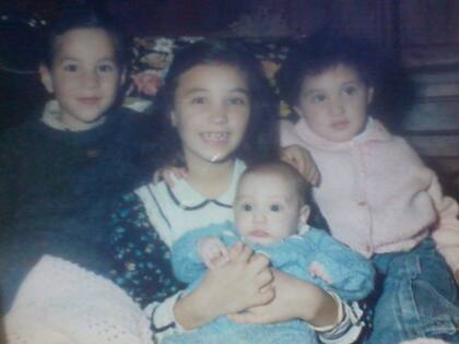 Gabi con sus hermanos, años atrás.
