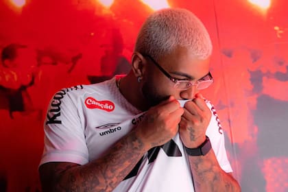 Gabigol besa la camiseta de Santos durante la presentación