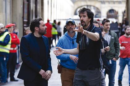 Gabilondo (Izq.), uno de los showrunners más reconocidos de España, junto al director Félix Viscarret, en plano rodaje de Patria