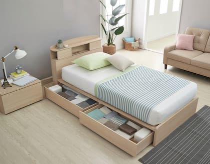 Gabinetes como cabecera de cama que permiten guardar sábanas, mantas o almohadas y cajones debajo de la cama para ropa, zapatos, libros y más