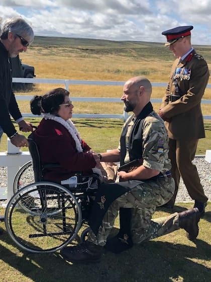 Gabino fue encontrado a pocos metros de su puesto: una línea defensiva de la ladera Norte del Cerro Darwin. La noche anterior perdieron a su jefe de grupo, que cayó prisionero en una emboscada