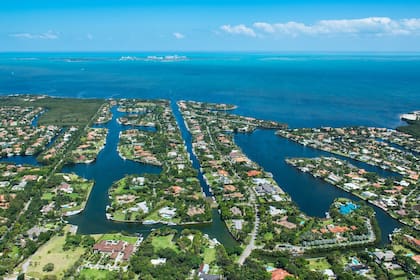 Gables Estates, el vecindario más rico, es una comunidad cerrada en Coral Gables