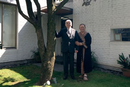 Gabo y Mercedes, en el patio de su casa cuando recibieron la gran noticia del Nobel