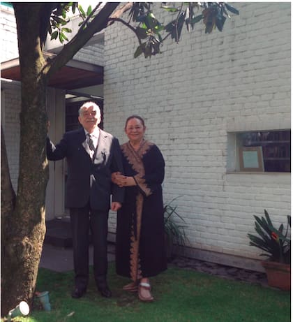 Gabo y Mercedes recrearon la foto junto al árbol de caucho en la casa de Pedregal, México, donde en 1982 los "sorprendió" la noticia del Premio Nobel de Literatura