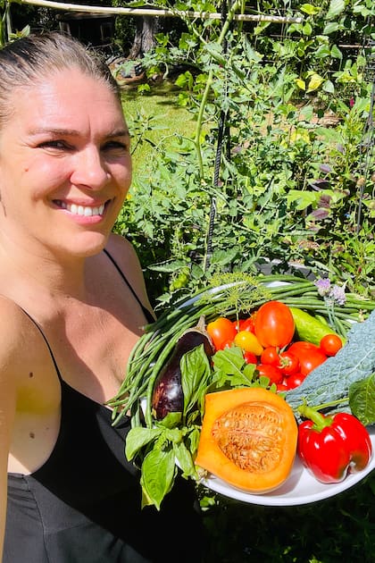 Gabriea Creciente en su huerta.