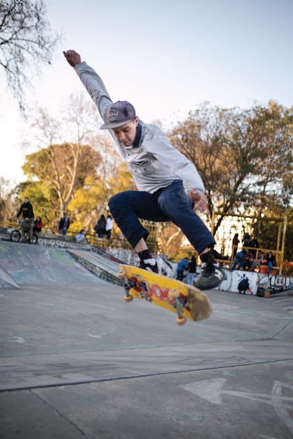 Gabriel (23). Es de: Capital. ¿Qué es lo que más te gusta de practicar skate? “Me encanta la libertad que tenés, podés hacer casi cualquier movimiento y tenés que complementarte con un pedazo de madera”.