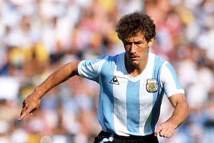 Después de ganar el inolvidable mundial juvenil del 79 (Maradona, Ramón Diaz, Calderón y Escudero, en ataque), jugó nueve partidos entre los Mundiales de España 82 e Italia 90