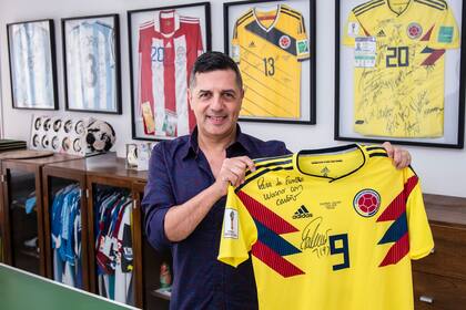 Wainer y la camiseta dedicada por Radamel Falcao