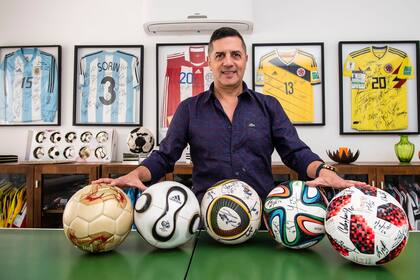 Gabriel Wainer con las pelotas de cada Mundial del siglo XXI