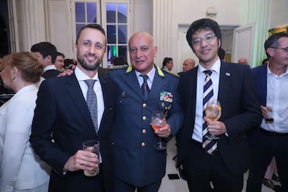 Gabriel Adragna, director de relaciones institucionales de Policía de Seguridad Aeroportuaria (PSA), junto a Antonio Aiello, coronel de la Guardia di Finanza y Shimada Kenji, encargado de Negocios de la embajada del Japón