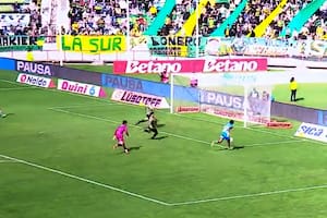 Eludió al arquero y le erró al arco vacío: era el gol del triunfo y fue el blooper del campeonato