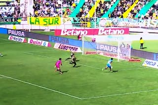 Eludió al arquero y le erró al arco vacío: era el gol del triunfo y fue el blooper del campeonato