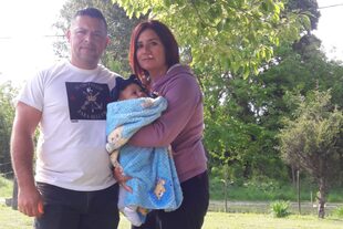 Gabriel Arturi,quiere ir a pelear a Nagorno Karabaj; en la foto con Flavia, su pareja, y Santiago, su hijo de tres meses