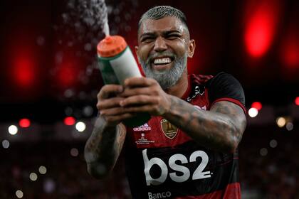 Gabriel Barbosa abrió el tanteador del 3-0; Gabigol, muy celebrado por los hinchas, sigue haciendo goles en definiciones.