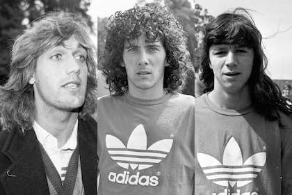 Gabriel Batistuta, Diego Cagna y Luis Beto Carranza antes de la convocatoria de Passarella... y con el pelo largo