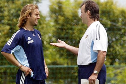 Gabriel Batistuta y Marcelo Bielsa en un entrenamiento de la selección argentina; durante esa etapa, era él o Crespo; el DT no quiso ponerlos juntos: con el Loco juega un solo 9
