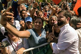 Gabriel Boric, con simpatizantes fuera del palacio de La Moneda. (Martin BERNETTI / AFP)