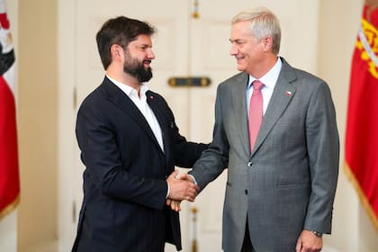 Gabriel Boric (izquierda) le da la bienvenida al presidente electo, José Antonio Kast, en el Palacio de La Moneda