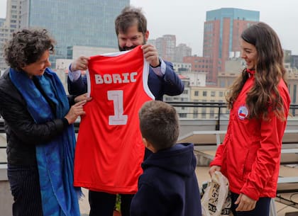 Gabriel Boric junto a Paula Carrasco, antes del debut en los Juegos Panamericanos de 2023