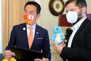 Gabriel Boric y el regalo de Pokémon de la embajada de Japón