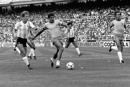 Brasil-Argentina en España 1982, la eliminación, el último partido de los ocho años del ciclo Menotti; Calderón corre a Toninho Cerezo, y atrás... Maradona..., antes de la expulsión