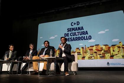 Gabriel Casaburi, del BID; el jefe de gabinete, Marcos Peña; el ministro Pablo Avelluto y el secretario de Cultura y Creatividad, Enrique Avogadro