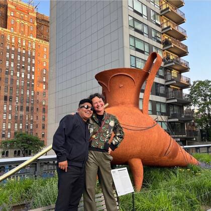 Gabriel Chaile con Cecilia Alemani y su obra en el High Line de Nueva York