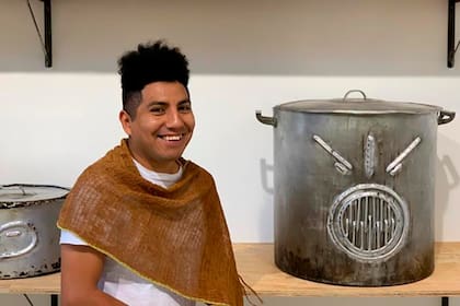 Gabriel Chaile con una de las ollas populares intervenidas que vendió en Art Basel en 2019