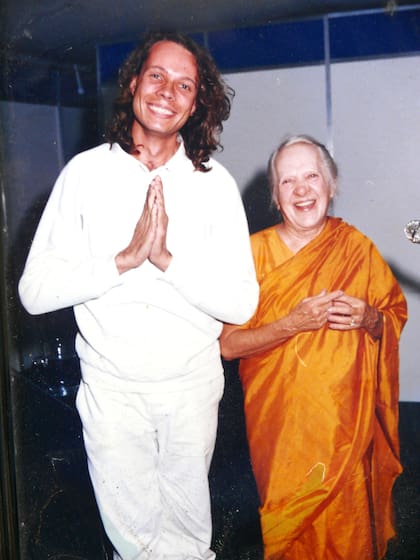 Gabriel conoció a Indra Devi en una Feria del libro en la ciudad de Buenos Aires