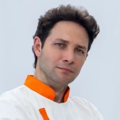Gabriel Coronel se convirtió en el nuevo participante de Top Chef VIP 3 el 29 de mayo, luego de la salida voluntaria de Mark Tacher
