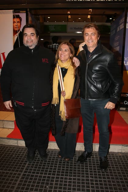 Gabriel Corrado y su mujer, Constanza Feraud, posaron para los flashes con el actor Carlos Portaluppi