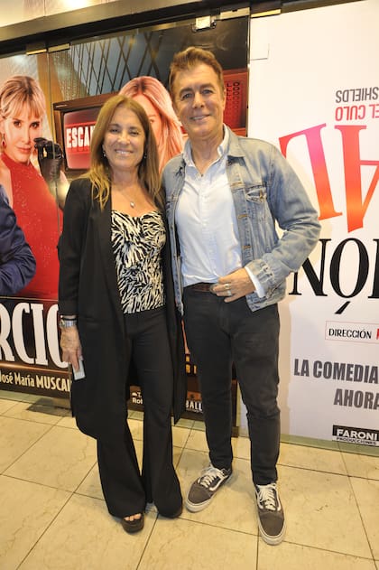 Gabriel Corrado y su mujer, Constanza Feraud, también asistieron al estreno. "Un texto con una potencia que te conmueve, un elenco que traspasa el escenario; la dirección, una obra de arte; y el final...", comentó el actor y conductor en sus redes sociales
