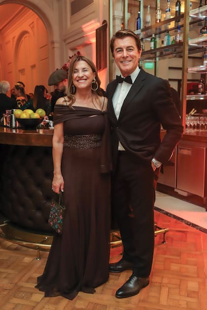 Gabriel Corrado y su mujer, Constanza Feraud, en el salón central de la Mansión Mihura, donde hay una barra de tragos. El menú fue preparado por el chef Maximiliano Matsumoto.