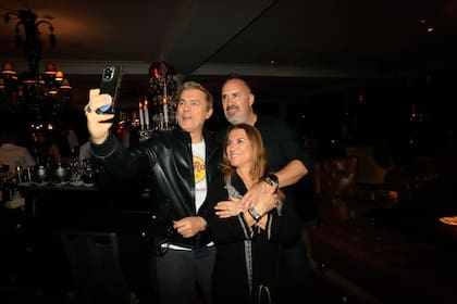 Gabriel Corrado y su mujer también se sacaron selfies con el cumpleañero