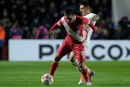 Gabriel Florentín en acción; a los 30 minutos de la segunda mitad salió lesionado y dejó su lugar a Gastón Verón.
