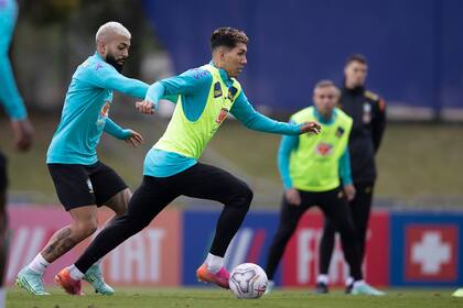 Gabriel "Gabigol" Barbosa y Firmino en un entrenamiento de Brasil, que hoy cerrará frente a Ecuador el grupo B de la Copa América, ya con el primer puesto asegurado.