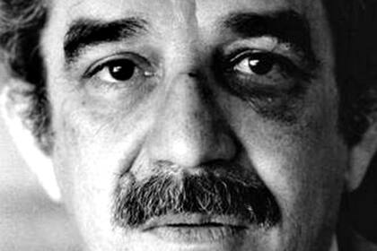Gabriel García Márquez con el ojo morado. Fue después de que Mario Vargas Llosa le pegara un puñetazo en la cara, delante de varios testigos. Ha habido un manto de silencio sobre las causas de la agresión, pero siempre se dio a entender que tenía que ver con un asunto de mujeres. El episodio se produjo el 12 de febrero de 1976 en un cine de México en el que ambos escritores habían ido a presenciar un documental sobre la tragedia de los rugbiers uruguayos en Los Andes
