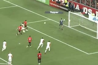 Un arquero atajó un penal de un argentino y mientras lo festejaba recibió el gol de otro albiceleste