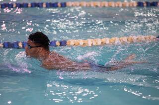No tiene brazos, mide 1m21 y brilla en la natación paralímpica: la historia de "Gabrielzinho"