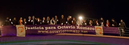 Gabriel Gersbach y amigos de Octavio Romero, en el banderazo de anoche frente a la Facultad de Derecho