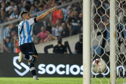 Gabriel Hauche parece rejuvenecido en Racing: en la acción festeja su gol a Talleres