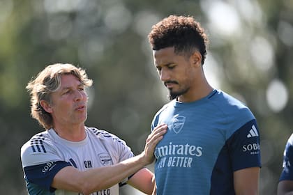 Gabriel Heinze habla con William Saliba durante un entrenamiento de Arsenal